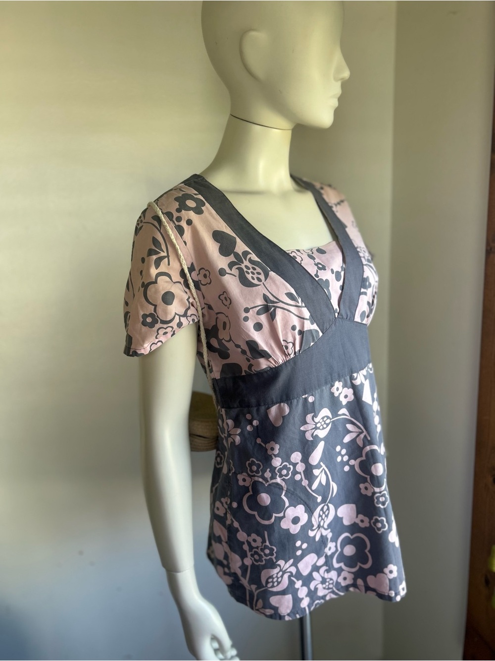 landau M Floral Empire Waist V-Neck Tunic Top in Pink and Gray scrub - Picture 3 of 7